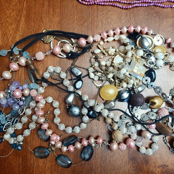 Lot of *Costume Necklaces ~ Unique and Vintage Pieces ~ Excellent Condition - Picture 5 of 10